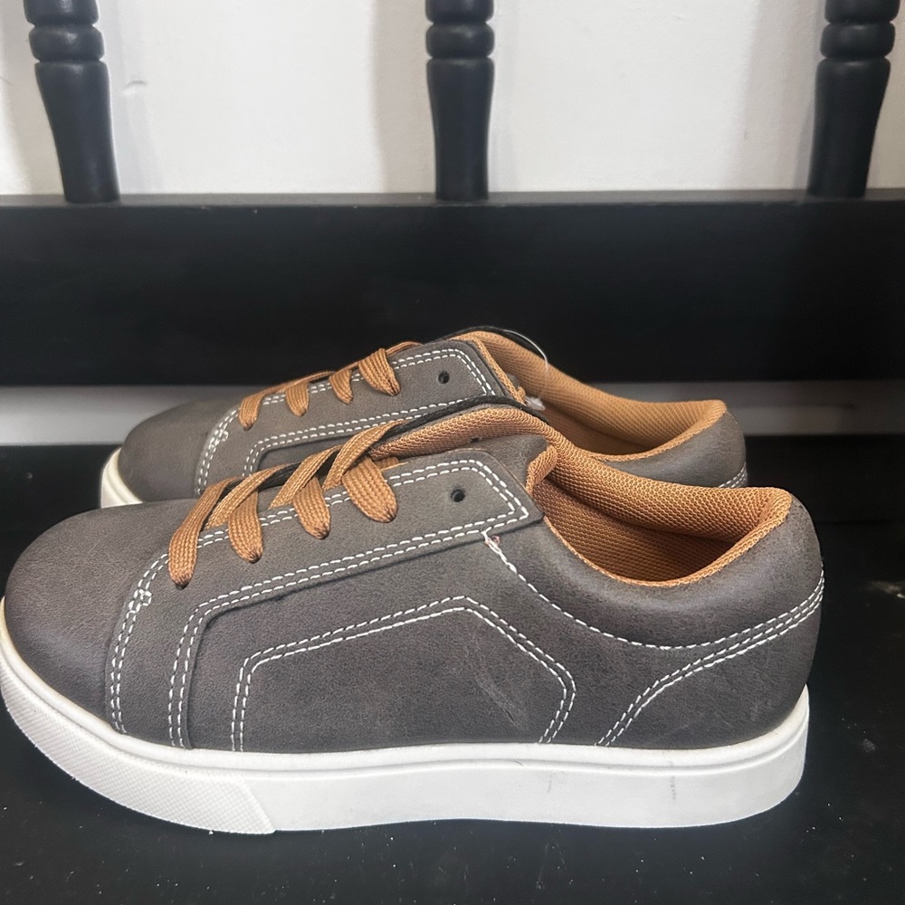 Zoe & Zack kids skid resistant shoes (1) nwot